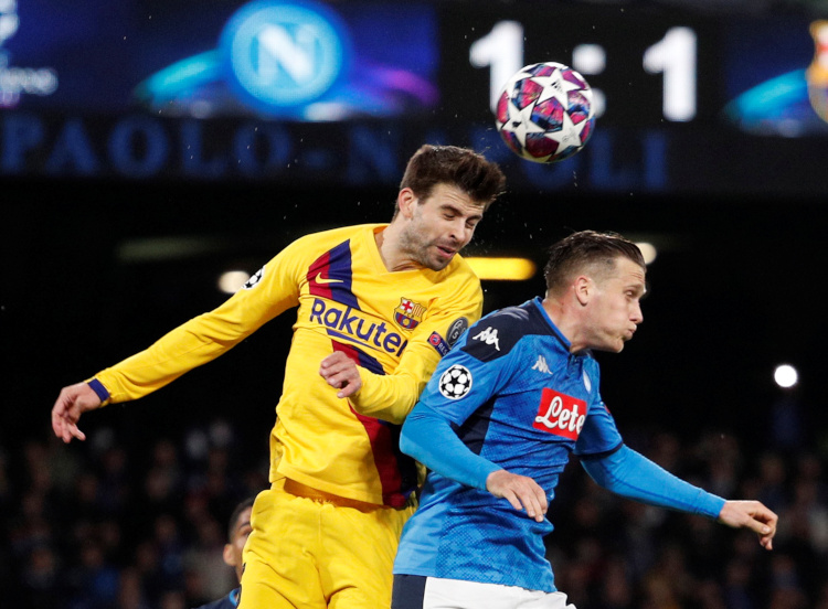 Image of Barça's Gerard Piqué, with SSC Napoli's Piotr Zielinski, on February 25, 2020 (by Gugliermo Mangiapane/Reuters)